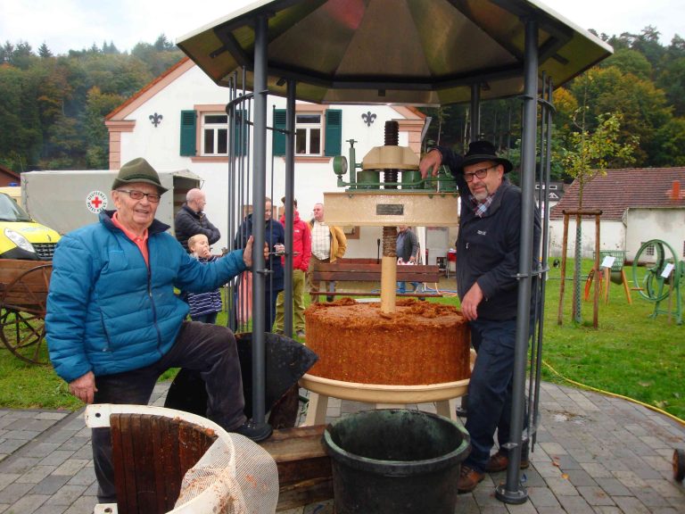 Erbringer Heimatverein Beteiligte Sich Am 11. Apfel- Und Kartoffelfest ...